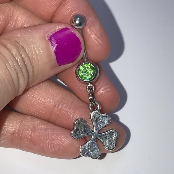 Green Gem Shamrock Dangle Belly Ring - Picture 8 of 10